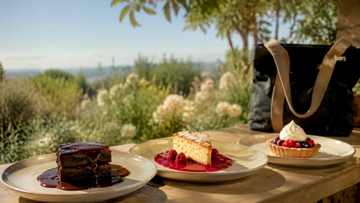 Razni preljevi za deserte na tortama na tanjuru, krupni plan