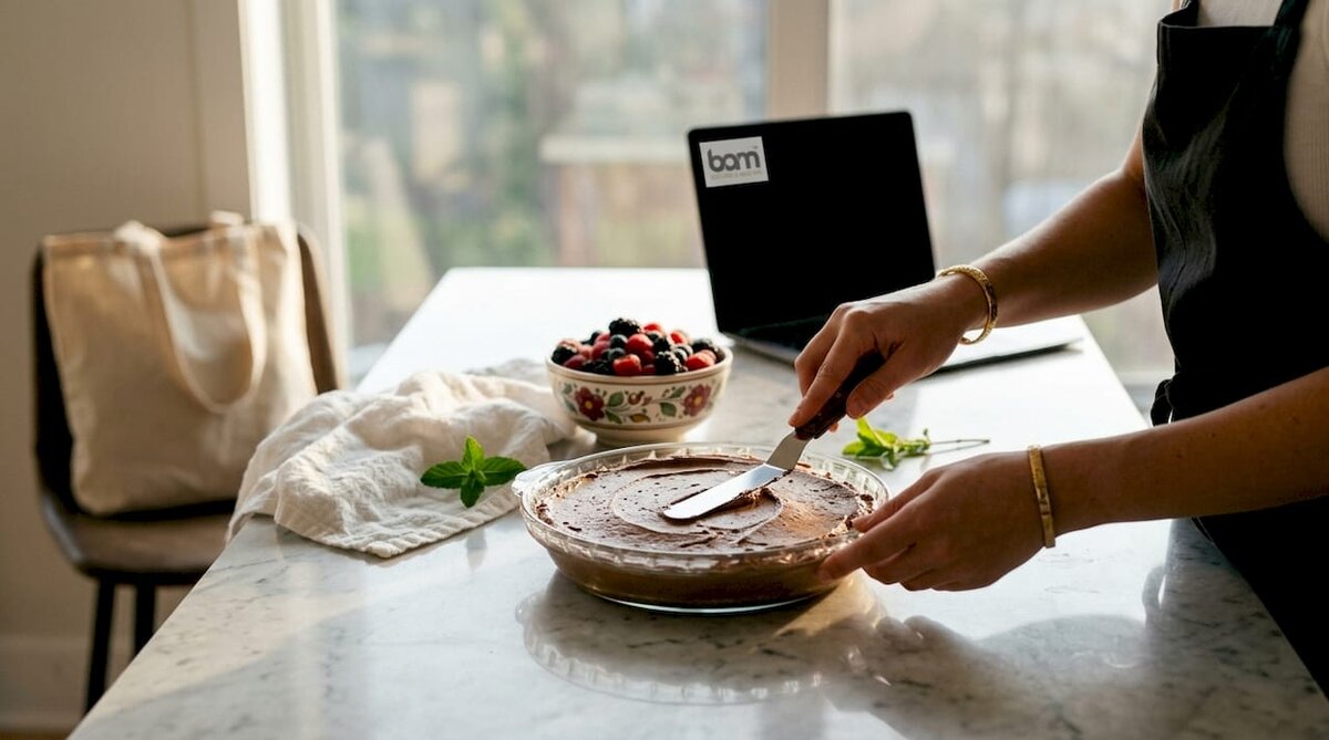 Ruke pripremaju čokoladni mousse desert bez pečenja