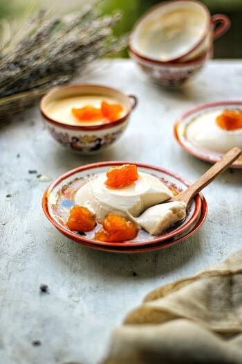 Panna cotta s jogurtom, kajsijama i medom