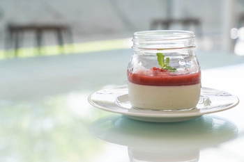 Panna cotta s umakom od trešanja i đumbira